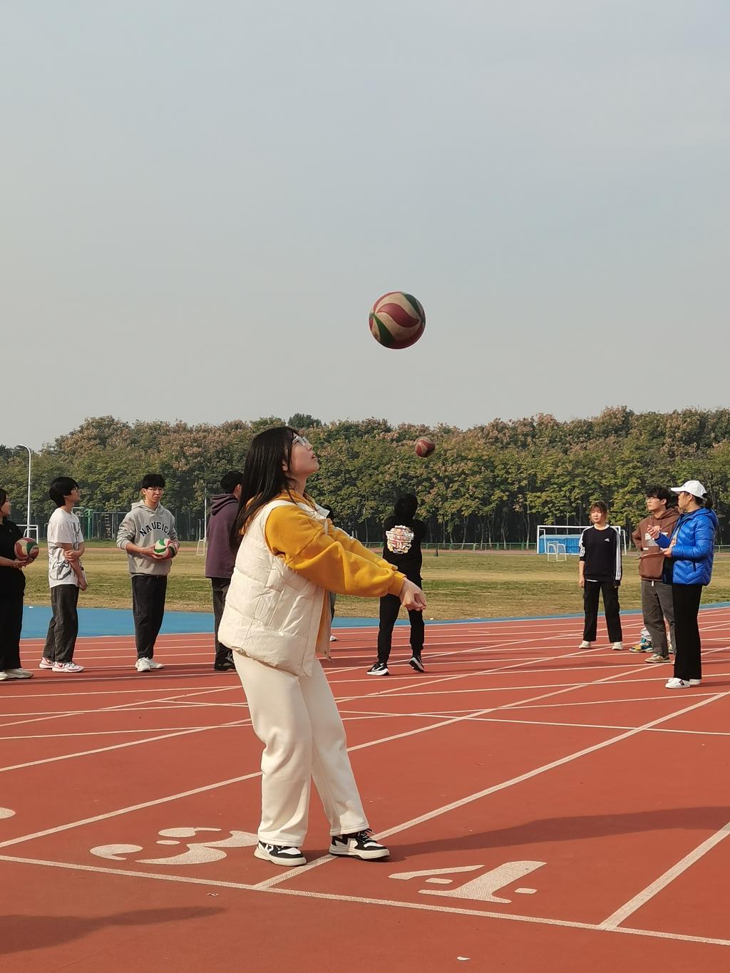 技能比赛,在提高学生对排球运动兴趣的同时也进一步完善了学校的体育
